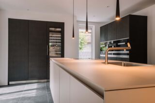 Hochschränke in der Küche mit integriertem Weinklimaschrank