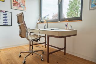 kleines Arbeitszimmer mit Alu Chair von Vitra und Schreibtisch Viktor von Lema