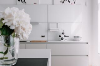 weisse Küche von bulthaup b3 mit Funktionsrückwand