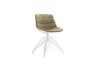 Drehbarer Stuhl Flow Chair von MDF italia mit beigen Bezug im Sitz und Drahtgestell