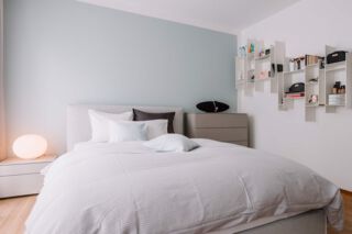 Regale von MDF italia schmücken die Wand und bieten Stauraum