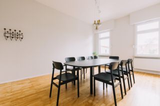 großer besprechungsraum mit Möbeln von Thonet im Altbau