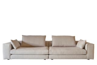 Sofa Axel in Stoff von Violetta mit Kuschelkissen
