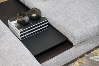 Integrierter Tisch im Sofa von Walter Knoll