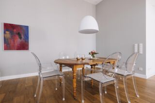 Essbereich mit einem schönem alten Tisch dazu kombiniert Louis Ghost von Kartell