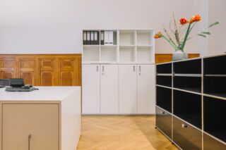 Empfangstheke von USM Haller im Altbau